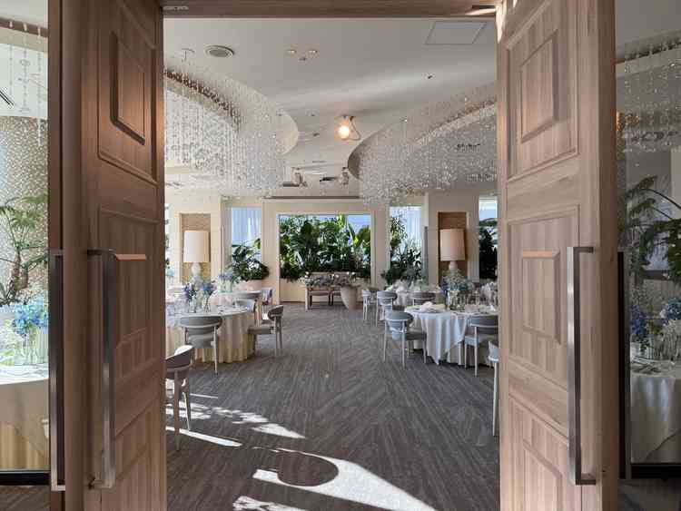 実際の挙式前に見学しました。基本的なお花でもかなりのボリュームがあった。噴水もあり水の音が良い。