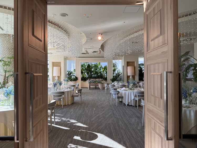 実際の挙式前に見学しました。基本的なお花でもかなりのボリュームがあった。噴水もあり水の音が良い。