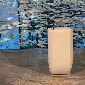 チャペルの奥にみえる梅田の景色。工事中の建物と車と人間が見える。