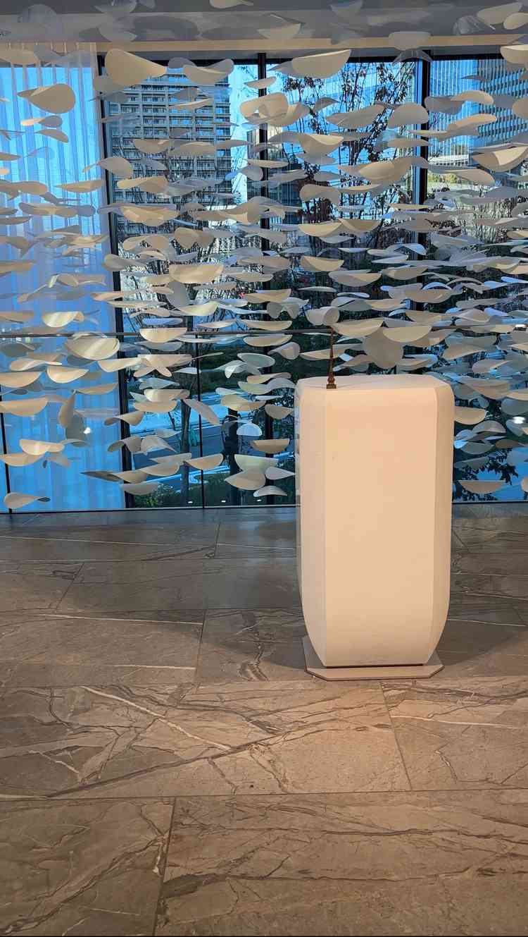 チャペルの奥にみえる梅田の景色。工事中の建物と車と人間が見える。