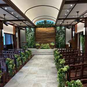 室内チャペル、森をイメージとした暖かい雰囲気