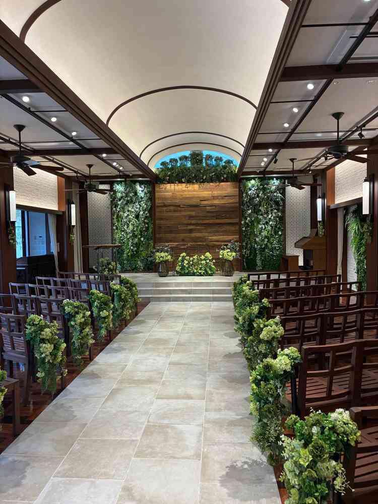 室内チャペル、森をイメージとした暖かい雰囲気