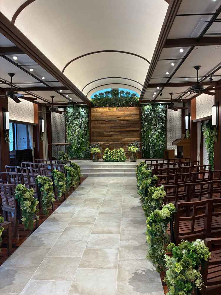 室内チャペル、森をイメージとした暖かい雰囲気