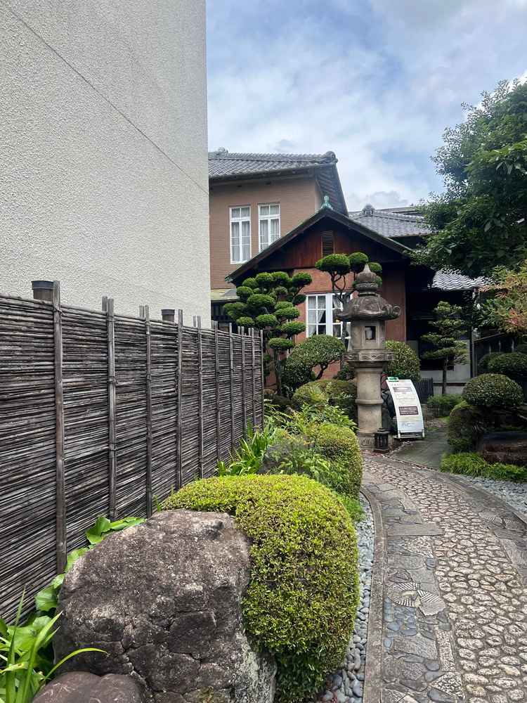 石畳の道がとても印象的で、一歩進むごとに特別な空間へ向かっているような気持ちになりました。