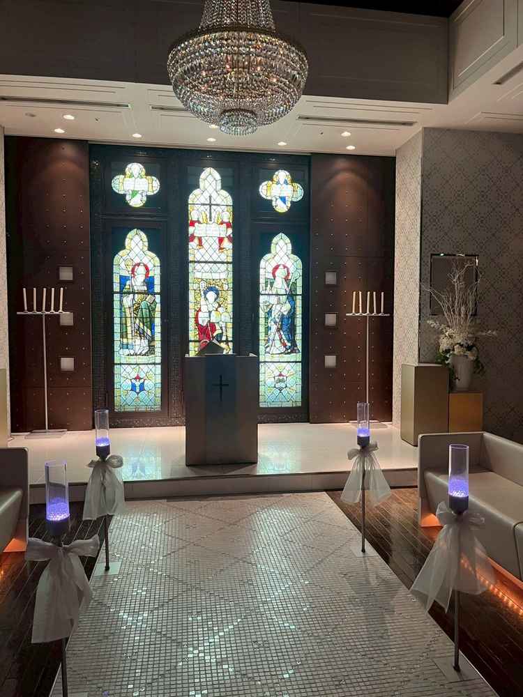 ステンドグラス、シャンデリア、白基調のチャペルが素敵だった。参列者が対面で座れるところもよいと感じた