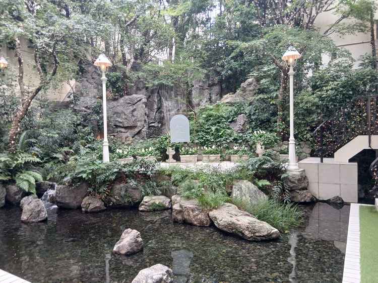 ガーデン。滝が流れていて水の音が癒される。鳥の鳴き声も聞こえ自然で素敵。