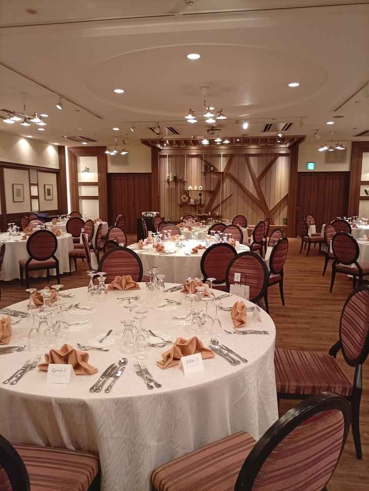 内装が凝っており華やかだけど席同士の距離がちょうどいいと感じた。