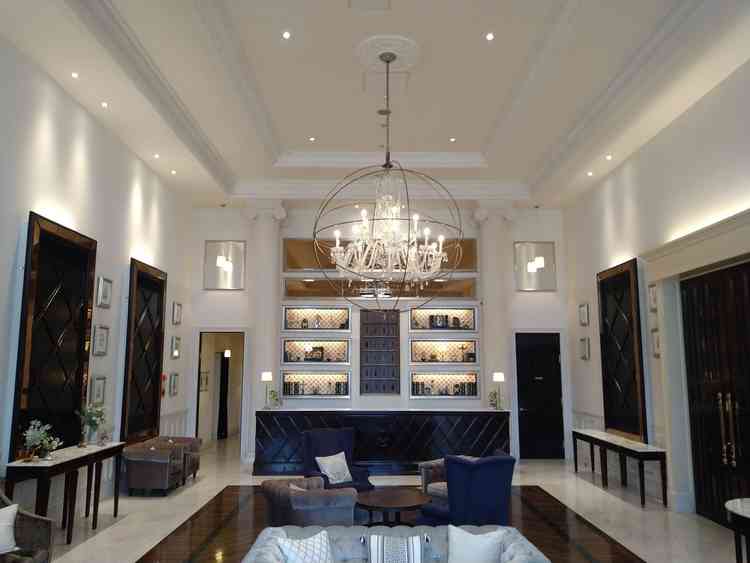 建物入ってすぐの広々としたロビーです。もう写真中央部のカウンターで受付等ができるそうです。