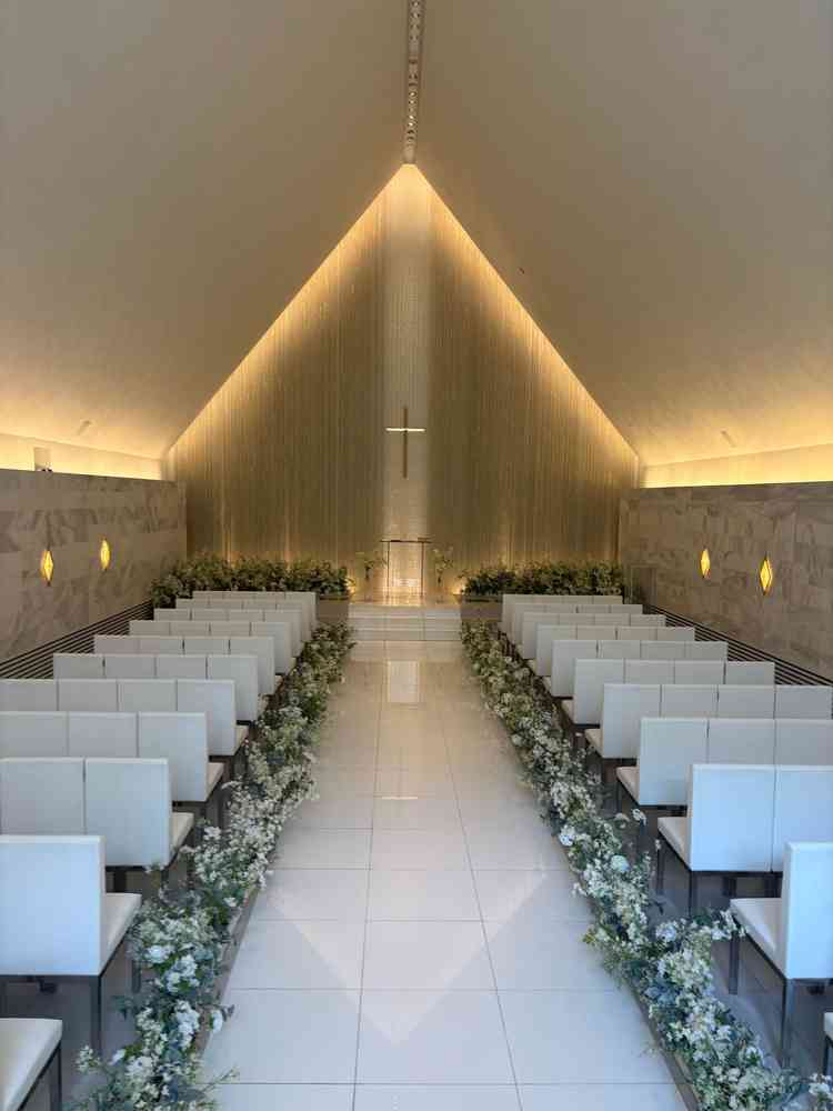 挙式会場。入り口と正面の所は階段で高さがあるのでゲストが見やすい！天井にムービーを提示できます。