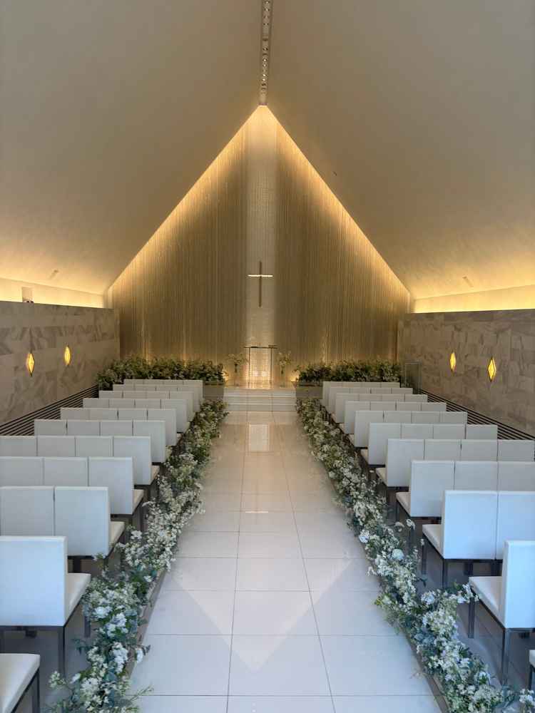 挙式会場。入り口と正面の所は階段で高さがあるのでゲストが見やすい！天井にムービーを提示できます。