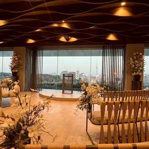 チャペルの写真。初めはカーテンが閉まっており、誓いのキスでカーテンが開く演出