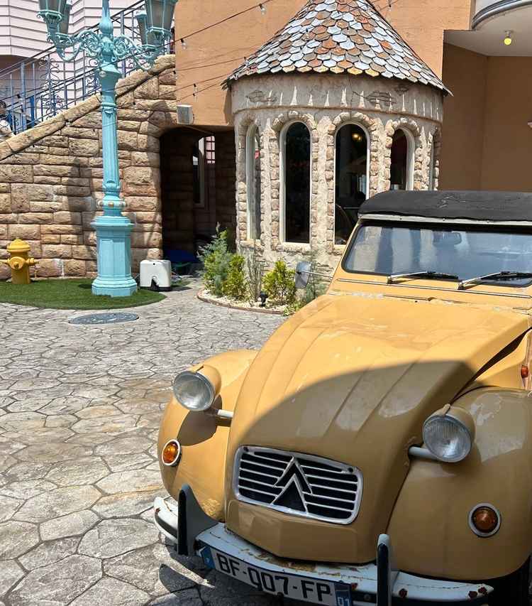 ガーデンにあるおしゃれな車