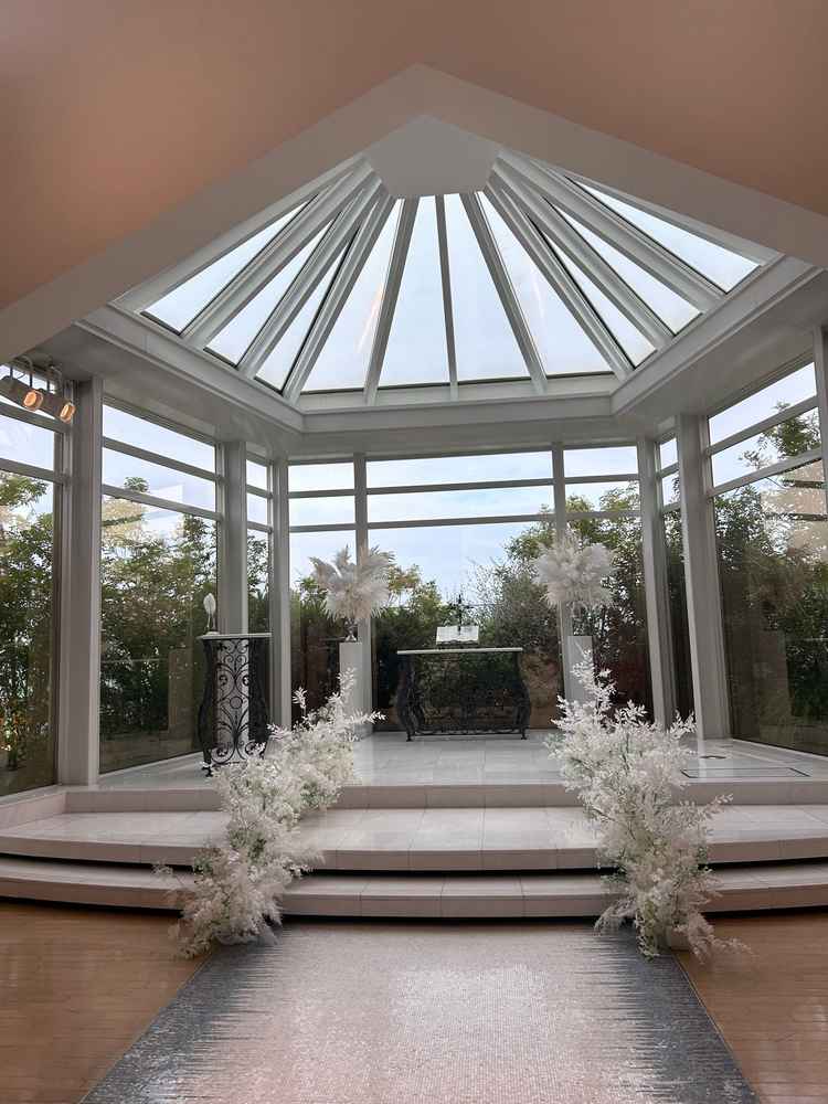 バージンロードも白ではなく青などが織り混ざった綺麗なところでした。