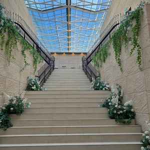 開放感に満ちた全天候対応の階段。フラワーシャワーや記念撮影など思い出を沢山作れる場所。