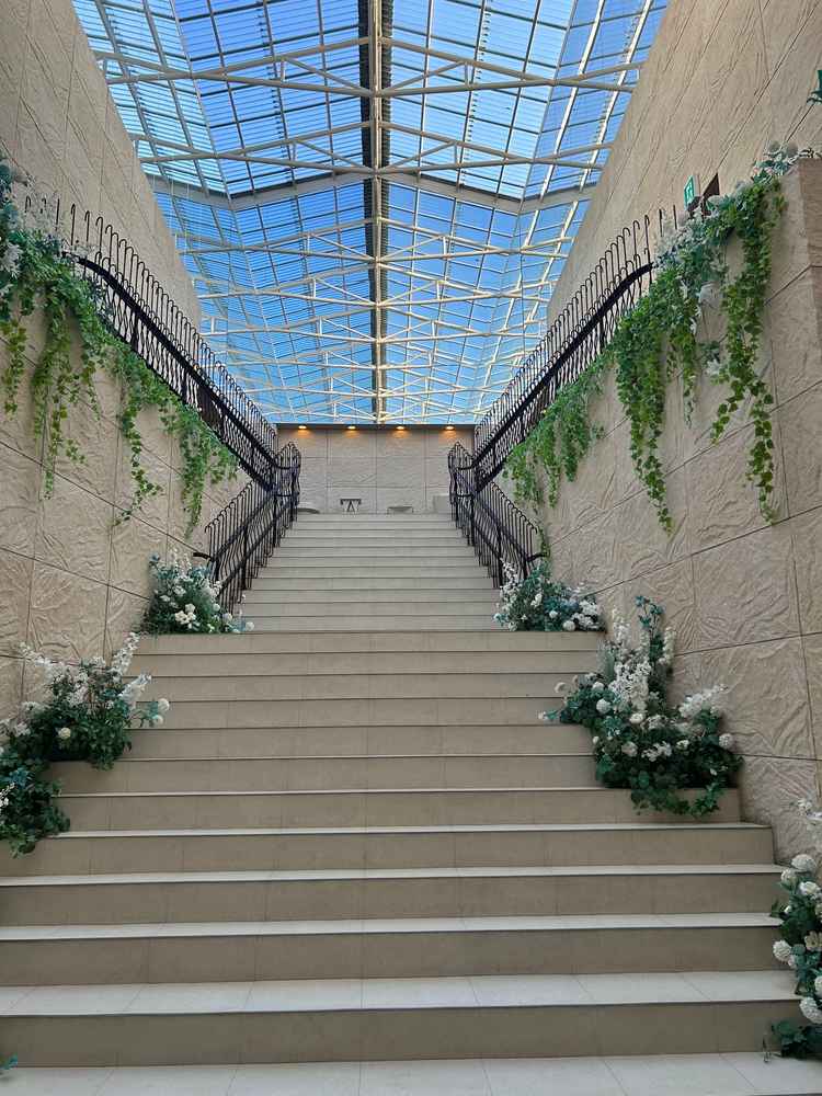 開放感に満ちた全天候対応の階段。フラワーシャワーや記念撮影など思い出を沢山作れる場所。