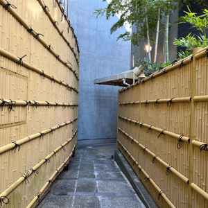 伊勢山皇大神宮と伊勢山ヒルズを繋ぐ通路も日本らしさを感じる雰囲気