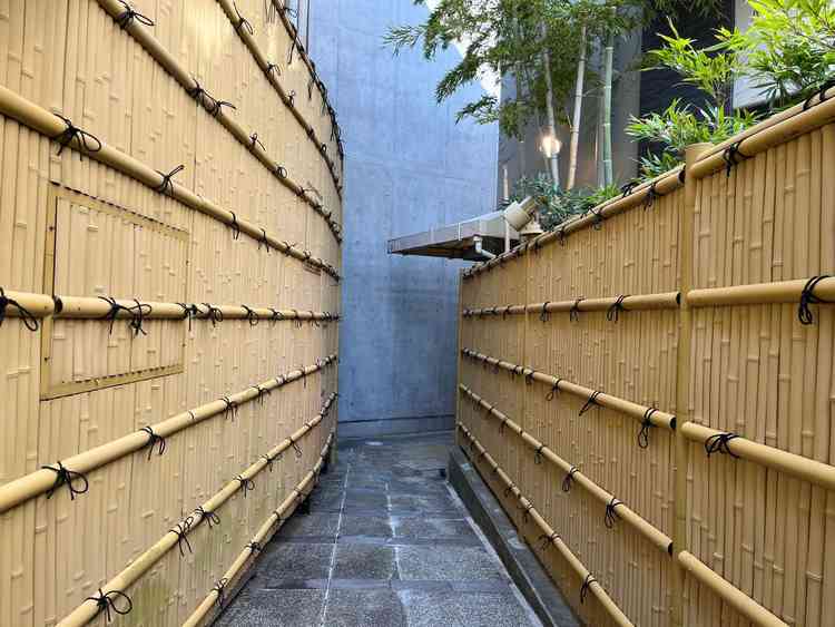 伊勢山皇大神宮と伊勢山ヒルズを繋ぐ通路も日本らしさを感じる雰囲気