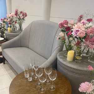 披露宴会場の新郎新婦席。柔らかい雰囲気でした。