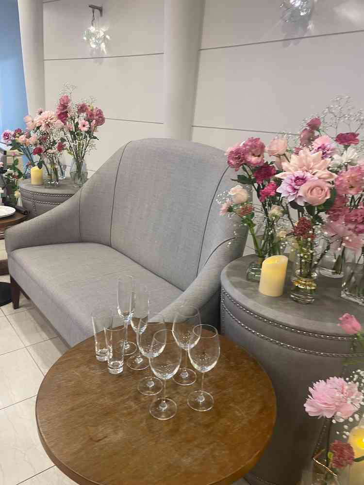 披露宴会場の新郎新婦席。柔らかい雰囲気でした。