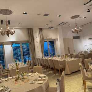 披露宴会場は四角いテーブルと丸いテーブルがあるため、ゲストのニーズに合わせて設置いただくことが可能