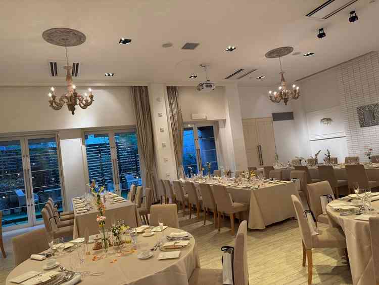 披露宴会場は四角いテーブルと丸いテーブルがあるため、ゲストのニーズに合わせて設置いただくことが可能