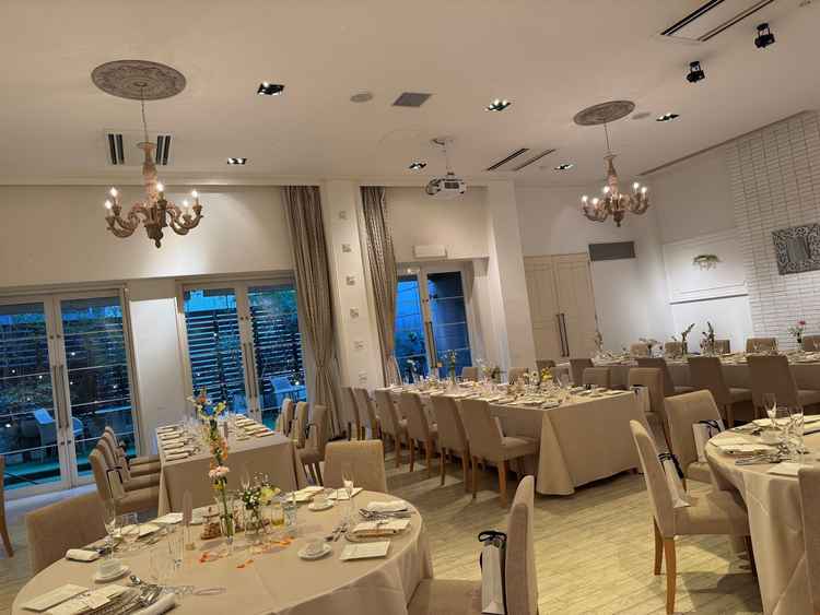 披露宴会場は四角いテーブルと丸いテーブルがあるため、ゲストのニーズに合わせて設置いただくことが可能