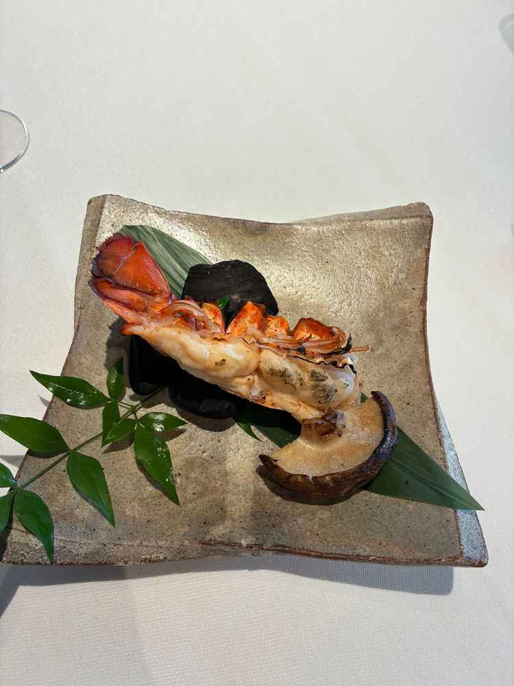 料理　特に感動したオマール海老の熾火焼き　今まで食べた料理の中で一番美味しかったです。