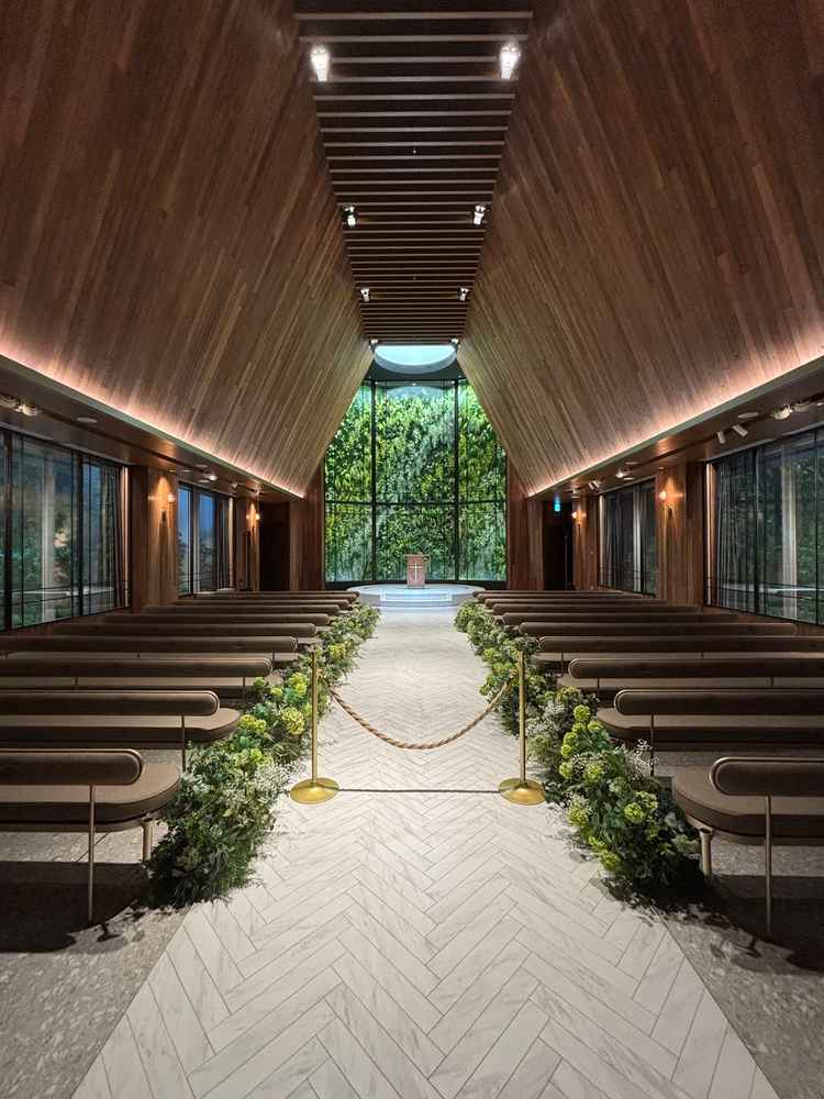 天候問わず、グリーンに囲まれた挙式で挙げられるのが好ポイント。