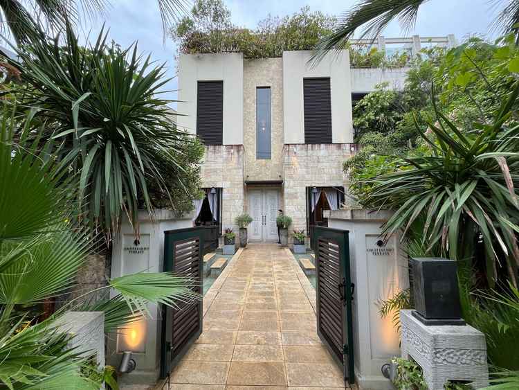 リニューアル前の外観。南国リゾートからより上品で洗練されたコンセプトへ変わるとのことです。