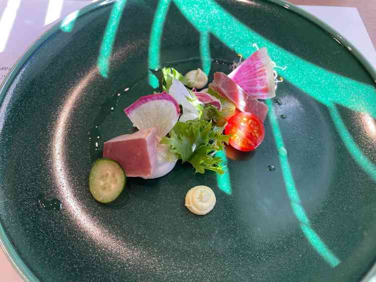 試食会の前菜。箸で食べられるフレンチで、テーブルマナーが気にならない。