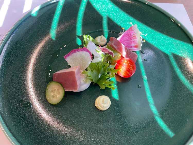 試食会の前菜。箸で食べられるフレンチで、テーブルマナーが気にならない。