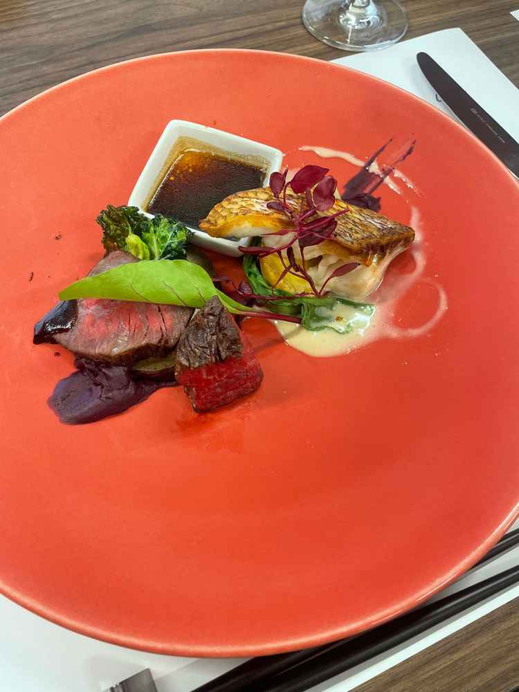 試食はハーフコースで、メインは牛ロースとフィレ肉をトリュフ醤油で頂きました。