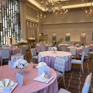 テーブルクロスの色や、正面の壁面のライトを変える事が出来るとの事で、自分の好きな雰囲気を作れます。