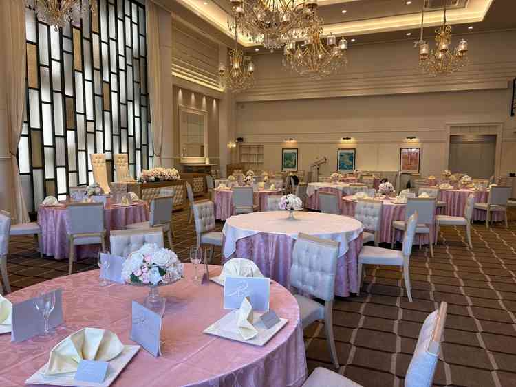 テーブルクロスの色や、正面の壁面のライトを変える事が出来るとの事で、自分の好きな雰囲気を作れます。