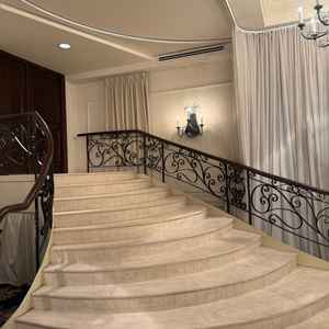 落ち着いた雰囲気の披露宴会場もありました。階段は短いですがここからの入場もできるそうです。