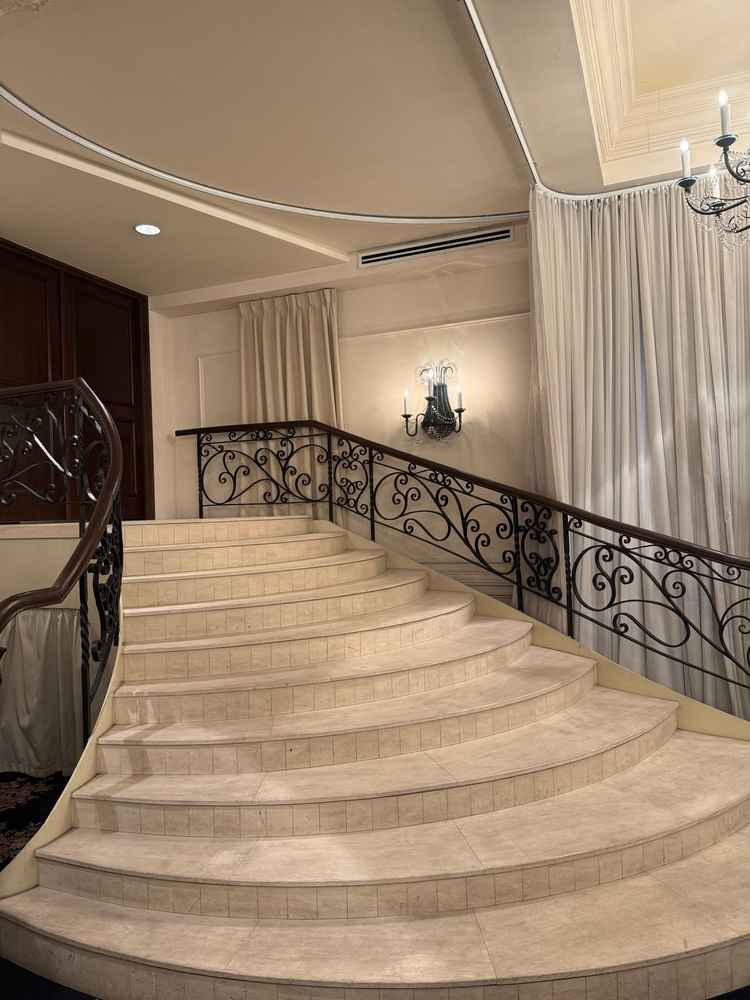 落ち着いた雰囲気の披露宴会場もありました。階段は短いですがここからの入場もできるそうです。