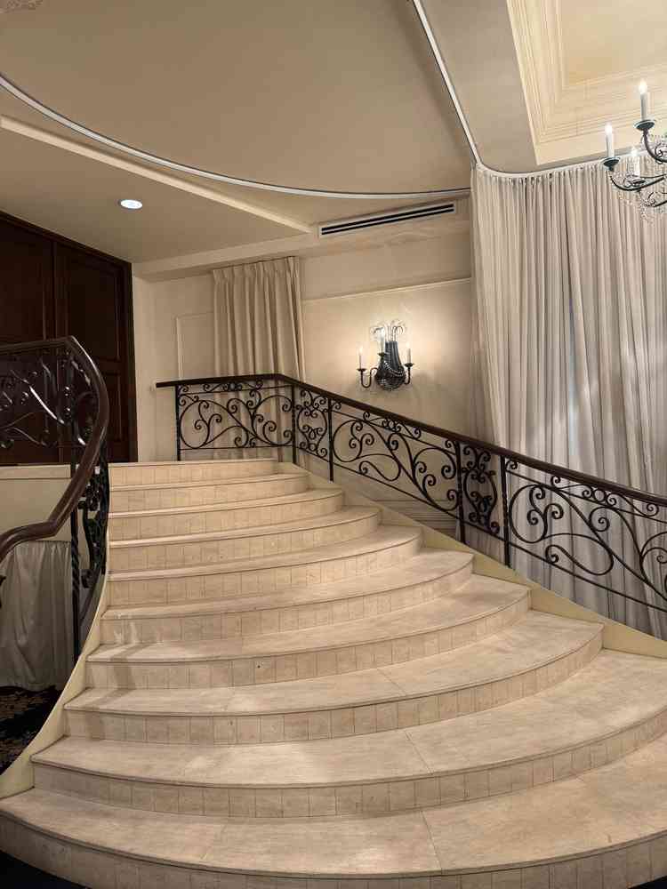 落ち着いた雰囲気の披露宴会場もありました。階段は短いですがここからの入場もできるそうです。