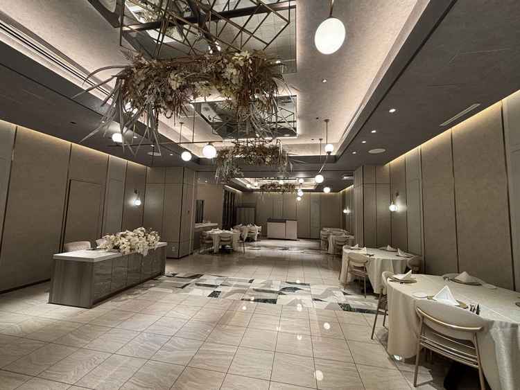 披露宴会場。横長でコンパクトです。窓がないので閉鎖的