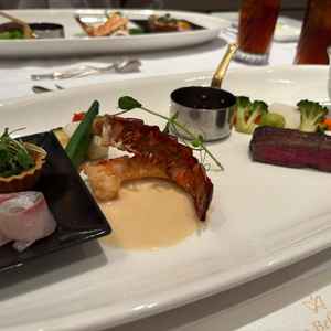 試食。カルパッチョ、オマール海老、和牛、じゃがいもとリンゴの冷製スープ。