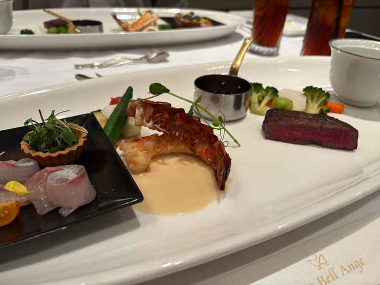 試食。カルパッチョ、オマール海老、和牛、じゃがいもとリンゴの冷製スープ。
