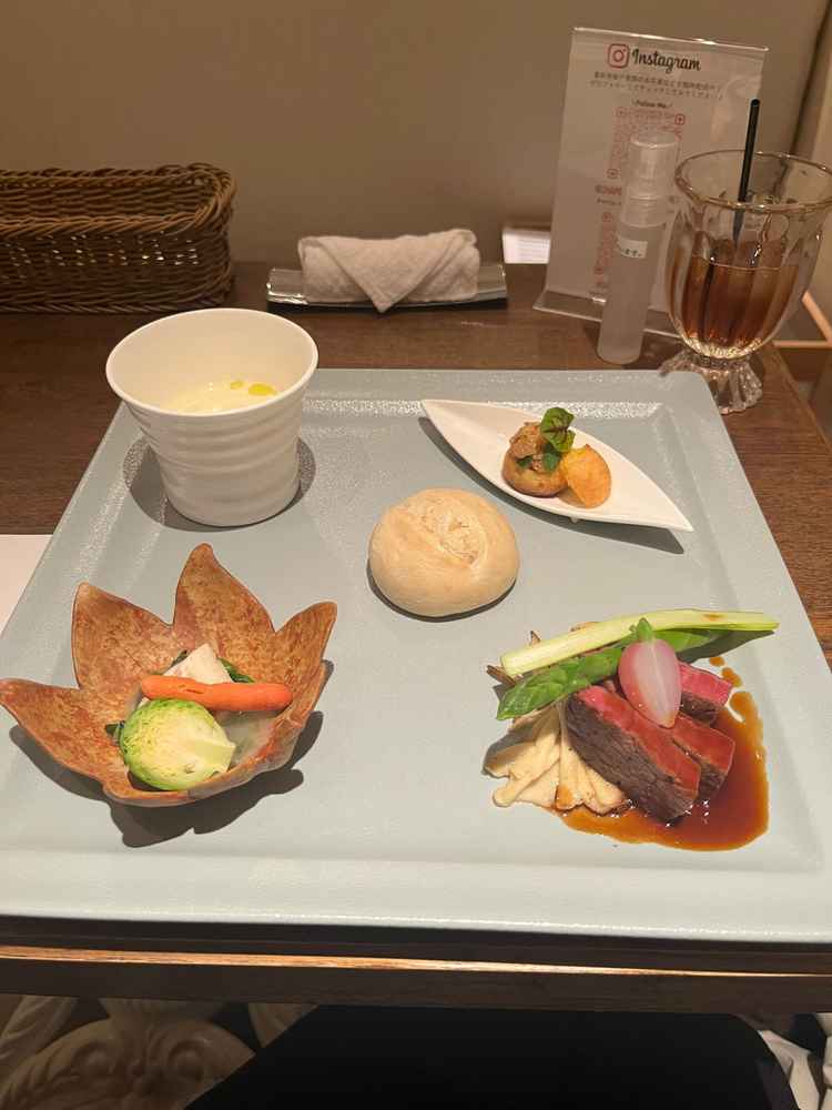 最低限のコースの内容。お肉がレアで柔らかくて美味しかった。カボチャのスープも美味しかった。