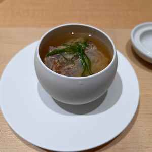 締めのお茶漬けの写真。コメで始まってコメで終わる、神社らしいおもてなし。