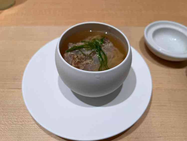 締めのお茶漬けの写真。コメで始まってコメで終わる、神社らしいおもてなし。
