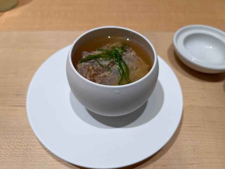 締めのお茶漬けの写真。コメで始まってコメで終わる、神社らしいおもてなし。