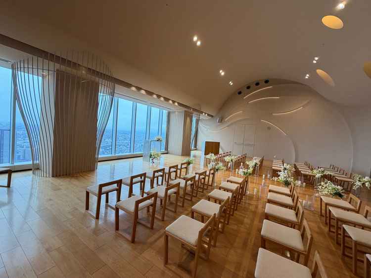 木の温もりを感じらるナチュラルなチャペルでした。