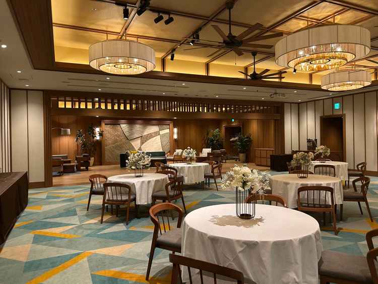 天井が高く開放感があり、上品で落ち着いた雰囲気の披露宴会場でした。