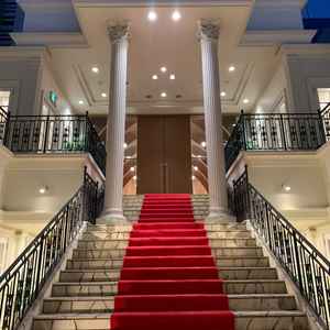 式場に続く大階段。晴れている日はここでフラワーシャワーやバブルシャワーを受けながら下っていくらしい。