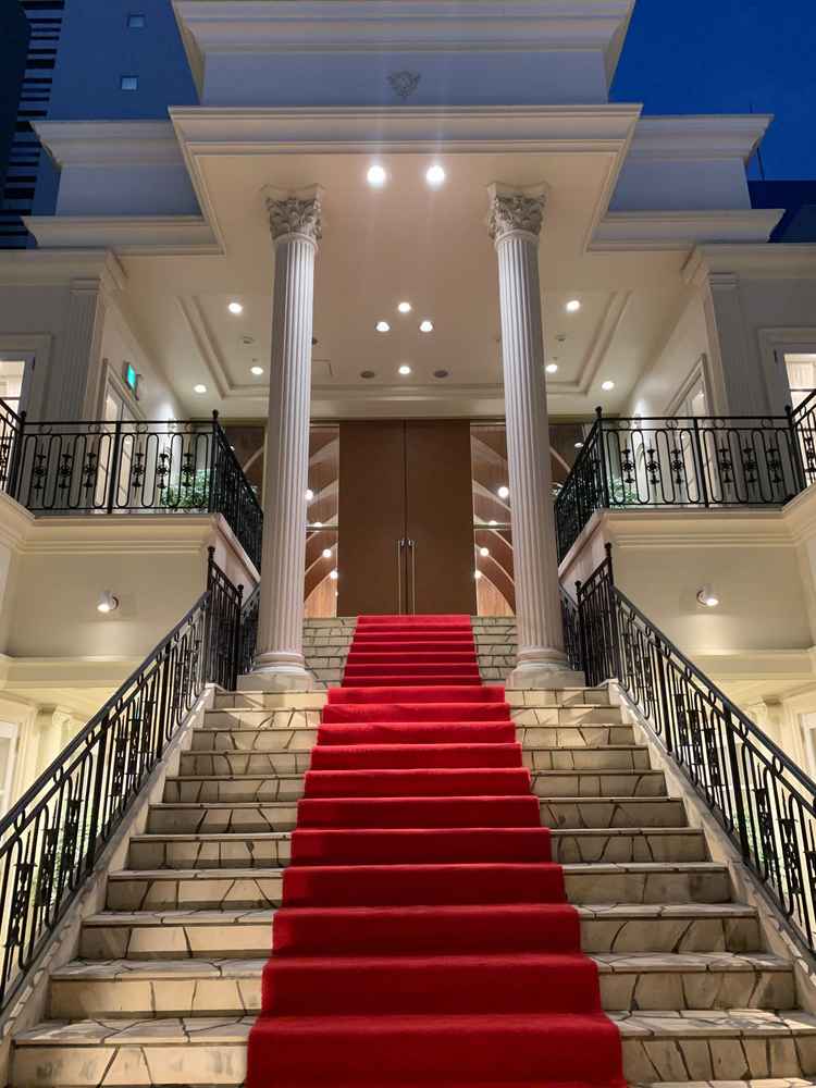 式場に続く大階段。晴れている日はここでフラワーシャワーやバブルシャワーを受けながら下っていくらしい。