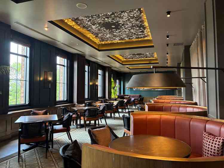 ゲストの待合室が広々とされていてグループごとにゆっくり待つ事ができ素敵だと感じました！