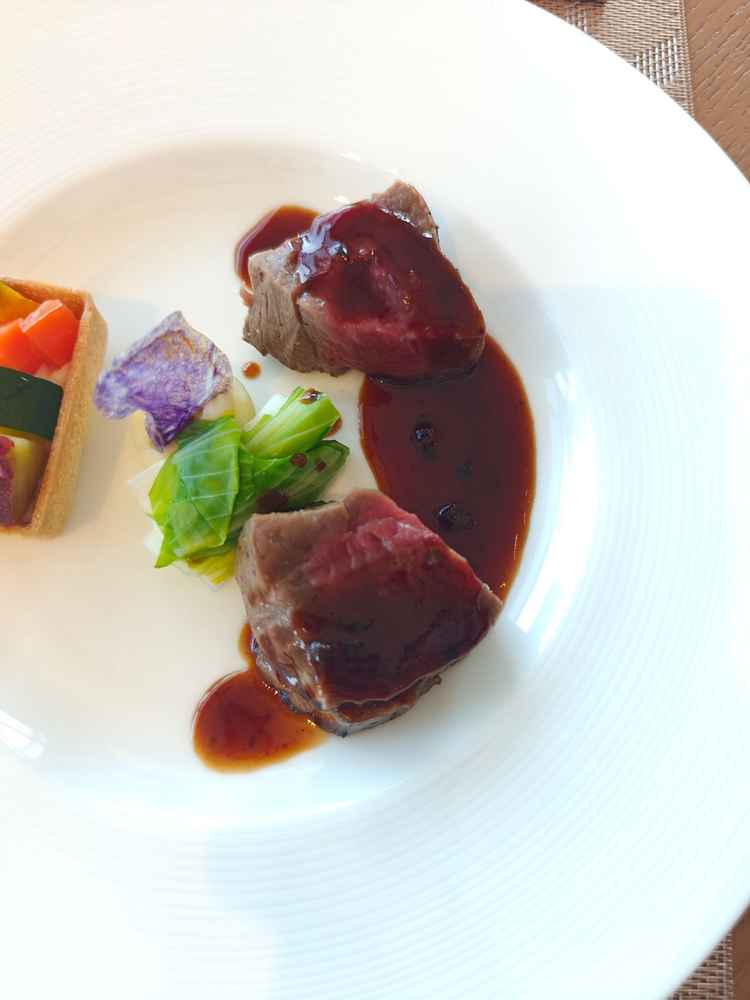 メインのお料理。おシャレであり味はとても良く、量もあり、非常に満足感があります。